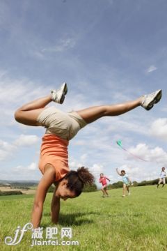 人,休闲装,短裤,度假,户外_491901617_Family playing in field, mum doing handstand_创意图片_Getty Images China 人,休闲装,短裤,度假,户外_491901617_Family playing in field, mum doing handstand_创意图片_Getty Images China