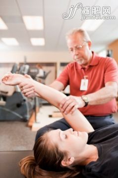 健康保健,病人,医院,医疗建筑,辅导讲座_91999383_Physical therapist helping patient_创意图片_Getty Images China 健康保健,病人,医院,医疗建筑,辅导讲座_91999383_Physical therapist helping patient_创意图片_Getty Images China