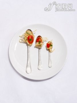 饮食,健康保健,影棚拍摄,盘子,意大利面_110443469_Three different serving sizes of dish_创意图片_Getty Images China