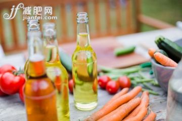 饮食,饮料,食品,桌子,瓶子_493208739_Beverages And Vegetable on Garden Table_创意图片_Getty Images China 饮食,饮料,食品,桌子,瓶子_493208739_Beverages And Vegetable on Garden Table_创意图片_Getty Images China