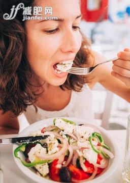 人,饮食,叉,午餐,沙拉_570122809_Pretty woman eating salad_创意图片_Getty Images China 人,饮食,叉,午餐,沙拉_570122809_Pretty woman eating salad_创意图片_Getty Images China