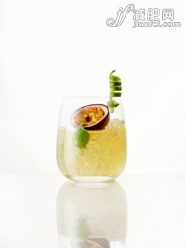 摄影,快乐时光,影棚拍摄,果汁,酸橙_513618923_Gin, ginger, passionfruit and lime cocktail_创意图片_Getty Images China 摄影,快乐时光,影棚拍摄,果汁,酸橙_513618923_Gin, ginger, passionfruit and lime cocktail_创意图片_Getty Images China