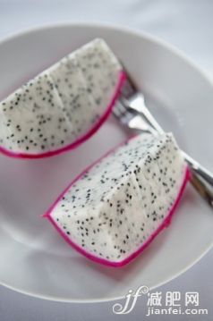 饮食,摄影,食品,切片食物,白色_200408035-001_Dragon fruit on plate, elevated view_创意图片_Getty Images China 饮食,摄影,食品,切片食物,白色_200408035-001_Dragon fruit on plate, elevated view_创意图片_Getty Images China