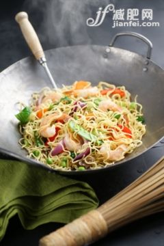 食品,餐具,锅,肉,海产_143922271_Shrimp Chow Mein_创意图片_Getty Images China
