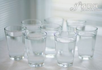 干净,桌子,室内,透明,并排_200549653-001_Eight glasses of water side by side_创意图片_Getty Images China 干净,桌子,室内,透明,并排_200549653-001_Eight glasses of water side by side_创意图片_Getty Images China