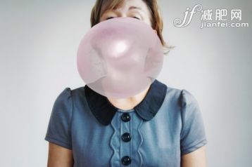 人,巨大的,气球,影棚拍摄,40到44岁_134428624_woman blowing a big bubble gum_创意图片_Getty Images China 人,巨大的,气球,影棚拍摄,40到44岁_134428624_woman blowing a big bubble gum_创意图片_Getty Images China