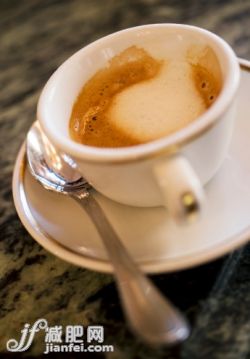 饮食,摄影,咖啡文化,_512932845_Cup of coffee on a bar in Italy_创意图片_Getty Images China 饮食,摄影,咖啡文化,_512932845_Cup of coffee on a bar in Italy_创意图片_Getty Images China