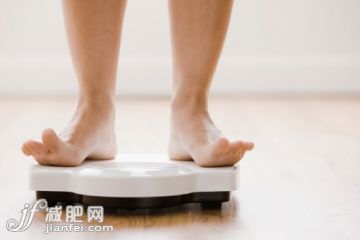 测量,人,生活方式,室内,腰部以下_142457659_Caucasian woman's feet standing on scale_创意图片_Getty Images China 测量,人,生活方式,室内,腰部以下_142457659_Caucasian woman's feet standing on scale_创意图片_Getty Images China