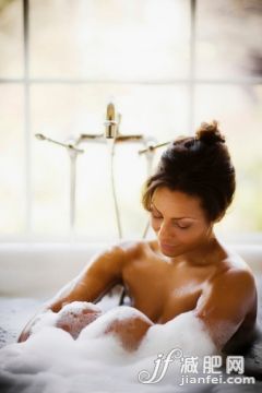 人,住宅内部,浴盆,水龙头,房屋_472175457_Bubble Bath_创意图片_Getty Images China 人,住宅内部,浴盆,水龙头,房屋_472175457_Bubble Bath_创意图片_Getty Images China