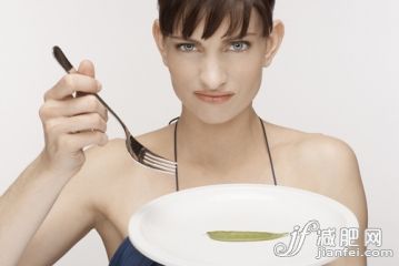 摄影,彩色背景,饮食,吃,瘦身_gic7231910_Mid adult woman eating single mangetout_创意图片_Getty Images China 摄影,彩色背景,饮食,吃,瘦身_gic7231910_Mid adult woman eating single mangetout_创意图片_Getty Images China