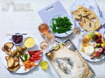 饮食,饮料,食品,海产,室内_562483547_Provencal dinner, including crudites and dips, loup de mer en croute de sel (fish in salt crust), haricots verts en persillade (green beans), brousse au miel de romarin (fresh cheese), fruit, fougasse (bread)_创意图片_Getty Images China 饮食,饮料,食品,海产,室内_562483547_Provencal dinner, including crudites and dips, loup de mer en croute de sel (fish in salt crust), haricots verts en persillade (green beans), brousse au miel de romarin (fresh cheese), fruit, fougasse (bread)_创意图片_Getty Images China
