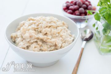 厨房,自然,碗,吃,红色_568138593_Oatmeal porridge in bowl_创意图片_Getty Images China 厨房,自然,碗,吃,红色_568138593_Oatmeal porridge in bowl_创意图片_Getty Images China