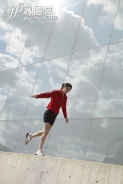 主题,健康生活方式,概念,运动,锻炼_73979176_Young woman balancing, low angle view_创意图片_Getty Images China