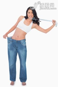25岁到29岁,亚洲人,影棚拍摄,白色背景,美女_gic9501000_Woman wearing too big pants and strangling herself with measuring tape on white background_创意图片_Getty Images China 25岁到29岁,亚洲人,影棚拍摄,白色背景,美女_gic9501000_Woman wearing too big pants and strangling herself with measuring tape on white background_创意图片_Getty Images China