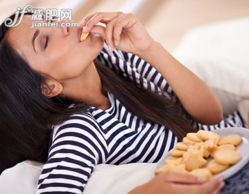 人,休闲装,食品,住宅内部,沙发_502956713_Pure deliciousness_创意图片_Getty Images China 人,休闲装,食品,住宅内部,沙发_502956713_Pure deliciousness_创意图片_Getty Images China