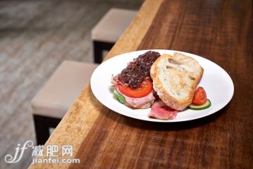 食品,桌子,室内,盘子,面包_561862193_Organic roast beef sandwich_创意图片_Getty Images China 食品,桌子,室内,盘子,面包_561862193_Organic roast beef sandwich_创意图片_Getty Images China