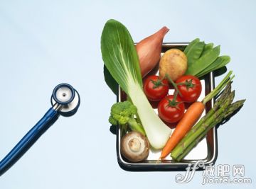 食品,餐盘,自然,健康保健,影棚拍摄_565785951_Stethoscope beside tray of fresh vegetables_创意图片_Getty Images China 食品,餐盘,自然,健康保健,影棚拍摄_565785951_Stethoscope beside tray of fresh vegetables_创意图片_Getty Images China