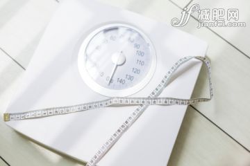测量工具,数字,室内,地板,卷尺_511589299_Bathroom Scale And Measuring Tape_创意图片_Getty Images China 测量工具,数字,室内,地板,卷尺_511589299_Bathroom Scale And Measuring Tape_创意图片_Getty Images China