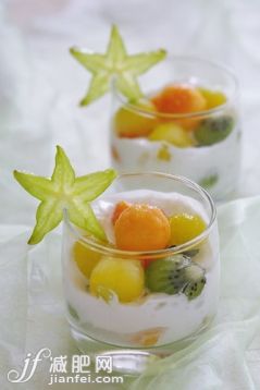 水果,菠萝,葡萄,杨桃,奶油_a75567171_奶油水果捞_创意图片_Getty Images China 水果,菠萝,葡萄,杨桃,奶油_a75567171_奶油水果捞_创意图片_Getty Images China