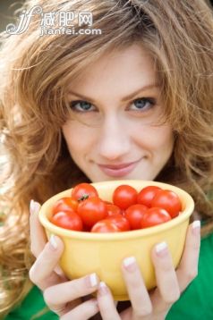 人,衣服,餐具,户外,碗_88394551_Red haired woman with cherry tomatoes_创意图片_Getty Images China 人,衣服,餐具,户外,碗_88394551_Red haired woman with cherry tomatoes_创意图片_Getty Images China