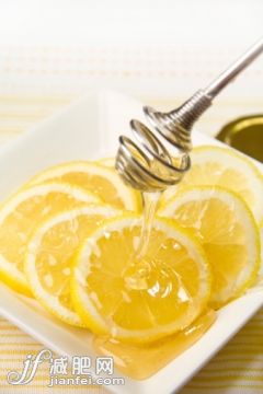 饮食,影棚拍摄,盘子,柠檬,蜂蜜_498161317_Honey and lemon_创意图片_Getty Images China 饮食,影棚拍摄,盘子,柠檬,蜂蜜_498161317_Honey and lemon_创意图片_Getty Images China