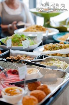 商务,室内,正餐宴会,午餐,沙拉_156320460_Healthy food choices at a salad bar_创意图片_Getty Images China 商务,室内,正餐宴会,午餐,沙拉_156320460_Healthy food choices at a salad bar_创意图片_Getty Images China