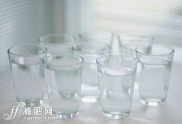 干净,桌子,室内,透明,并排_200549653-001_Eight glasses of water side by side_创意图片_Getty Images China 干净,桌子,室内,透明,并排_200549653-001_Eight glasses of water side by side_创意图片_Getty Images China