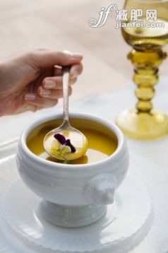 主题,饮食,概念,健康食物,图像_sb10065492m-001_Woman drinking soup in tureen, close-up_创意图片_Getty Images China 主题,饮食,概念,健康食物,图像_sb10065492m-001_Woman drinking soup in tureen, close-up_创意图片_Getty Images China