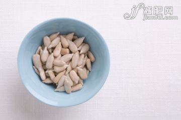 室内,桌布,碗,白昼,小吃_200562531-002_Bowl of sunflower seeds, close-up_创意图片_Getty Images China 室内,桌布,碗,白昼,小吃_200562531-002_Bowl of sunflower seeds, close-up_创意图片_Getty Images China