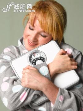 人,浴衣,影棚拍摄,室内,白人_96783880_Teenager on diet hugging bathroom scales_创意图片_Getty Images China 人,浴衣,影棚拍摄,室内,白人_96783880_Teenager on diet hugging bathroom scales_创意图片_Getty Images China