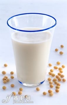 饮料,饮食,影棚拍摄,牛奶,大豆_sb10067655o-001_Glass of soya milk surrounded by soya beans, close-up_创意图片_Getty Images China 饮料,饮食,影棚拍摄,牛奶,大豆_sb10067655o-001_Glass of soya milk surrounded by soya beans, close-up_创意图片_Getty Images China