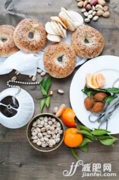 食品,桌子,餐具,室内,餐巾_486462147_Still life of bagels and flatbreads with fruit and nuts_创意图片_Getty Images China 食品,桌子,餐具,室内,餐巾_486462147_Still life of bagels and flatbreads with fruit and nuts_创意图片_Getty Images China