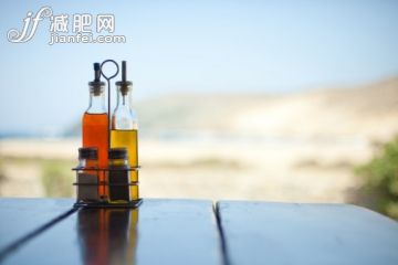 饮食,桌子,瓶子,户外,透明_113745601_Oil and vinegar on a table_创意图片_Getty Images China 饮食,桌子,瓶子,户外,透明_113745601_Oil and vinegar on a table_创意图片_Getty Images China