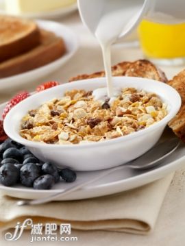 白色,家用器具,饮食,设备用品,人造物_158650553_Almond and Raisin Breakfast Cereal_创意图片_Getty Images China 白色,家用器具,饮食,设备用品,人造物_158650553_Almond and Raisin Breakfast Cereal_创意图片_Getty Images China
