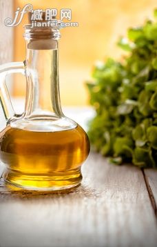 厨房,饮料,食品,桌子,瓶子_480297812_bottle of olive oil_创意图片_Getty Images China 厨房,饮料,食品,桌子,瓶子_480297812_bottle of olive oil_创意图片_Getty Images China