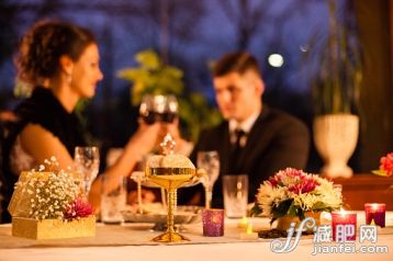 人,饮食,着装得体,蜡烛,桌子_479777230_Table decoration on romantic dinner at the restaurant_创意图片_Getty Images China