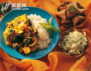 食品,餐具,室内,盘子,正餐宴会_143060824_Malay cooking: vegetable curry made with cauliflower, courgettes, carrots, broccoli, gemsquash served with long grain white rice_创意图片_Getty Images China