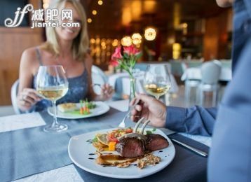 人,饮食,肉,室内,45到49岁_525441245_Couple eating dinner in restaurant_创意图片_Getty Images China