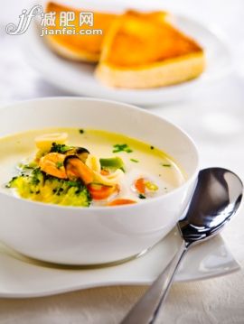 食品,海产,碗,面包,奶油_149325061_Irish seafood chowder_创意图片_Getty Images China 食品,海产,碗,面包,奶油_149325061_Irish seafood chowder_创意图片_Getty Images China