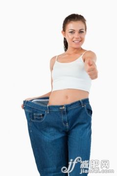 20到24岁,美女,美,肚子,衣服_gic9736780_Portrait of a fit woman wearing too large jeans with the thumb up against a white background_创意图片_Getty Images China 20到24岁,美女,美,肚子,衣服_gic9736780_Portrait of a fit woman wearing too large jeans with the thumb up against a white background_创意图片_Getty Images China