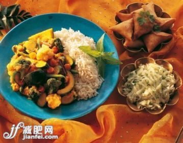 食品,餐具,室内,盘子,正餐宴会_143060824_Malay cooking: vegetable curry made with cauliflower, courgettes, carrots, broccoli, gemsquash served with long grain white rice_创意图片_Getty Images China