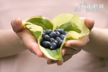 概念,主题,健康生活方式,饮食,自然_200483371-001_Woman holding blueberries on leaf, close-up_创意图片_Getty Images China