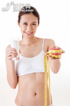 人,饮食,饮料,影棚拍摄,室内_558964813_Young woman holding a glass of milk and apple with smile,_创意图片_Getty Images China 人,饮食,饮料,影棚拍摄,室内_558964813_Young woman holding a glass of milk and apple with smile,_创意图片_Getty Images China
