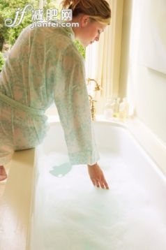 人,活动,住宅内部,干净,浴盆_77746408_Woman Preparing Bubble Bath_创意图片_Getty Images China 人,活动,住宅内部,干净,浴盆_77746408_Woman Preparing Bubble Bath_创意图片_Getty Images China