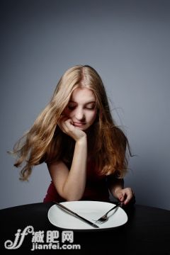 食品,瘦身,摄影,_526553859_Pretty girl staring at empty plate_创意图片_Getty Images China 食品,瘦身,摄影,_526553859_Pretty girl staring at empty plate_创意图片_Getty Images China