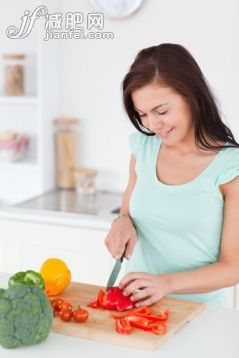 20到24岁,室内,美女,芫荽叶,烹调_gic9717352_Cute brunette slicing a pepper in her kitchen_创意图片_Getty Images China 20到24岁,室内,美女,芫荽叶,烹调_gic9717352_Cute brunette slicing a pepper in her kitchen_创意图片_Getty Images China