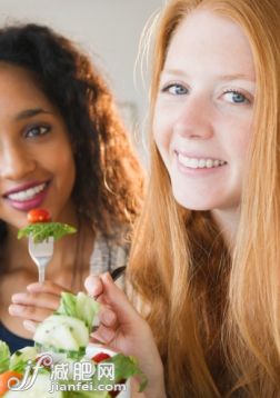 人,饮食,室内,20到24岁,沙拉_143382481_Friends eating salad together_创意图片_Getty Images China 人,饮食,室内,20到24岁,沙拉_143382481_Friends eating salad together_创意图片_Getty Images China