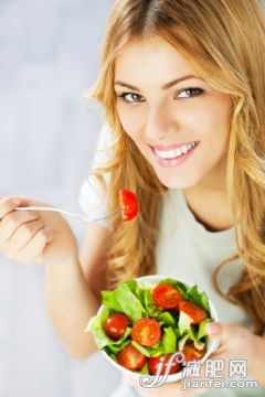 明亮,人,饮食,食品,生活方式_169951977_Close-up of a woman eating healthy food._创意图片_Getty Images China 明亮,人,饮食,食品,生活方式_169951977_Close-up of a woman eating healthy food._创意图片_Getty Images China