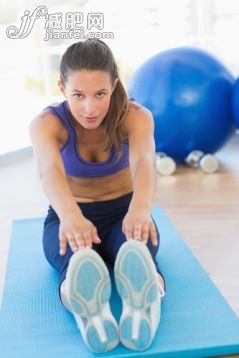 20到24岁,白人,室内,肖像,白昼_gic11144128_Full length portrait of a sporty young woman stretching hands to legs in fitness studio_创意图片_Getty Images China 20到24岁,白人,室内,肖像,白昼_gic11144128_Full length portrait of a sporty young woman stretching hands to legs in fitness studio_创意图片_Getty Images China