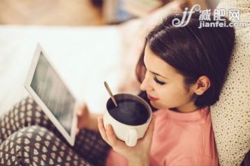 住宅内部,床,二件式睡衣,技术,室内_529967975_Morning coffee_创意图片_Getty Images China 住宅内部,床,二件式睡衣,技术,室内_529967975_Morning coffee_创意图片_Getty Images China